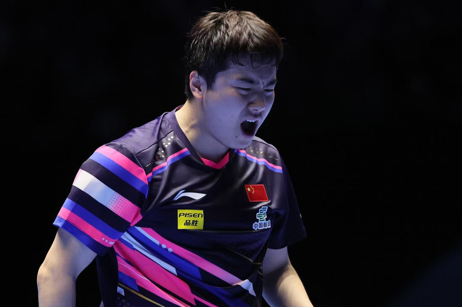 乒乓球常规赛掀起高潮，北城旋风队强势横扫江南麒麟队，老将里程碑之夜——节奏掌控在手(比武场上什么混着盛夏的热浪扑面而来了)